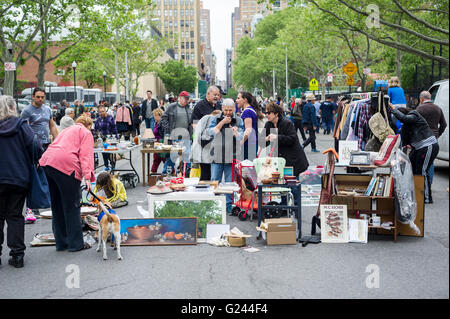 Käufer suchen Sie nach Schnäppchen bei humongous Penn Süden Flohmarkt im New Yorker Stadtteil Chelsea auf Samstag, 21. Mai 2016. Der Flohmarkt erscheint wie Brigadoon, nur einmal jährlich, und die Bewohner der Baugenossenschaften Penn Süd 20 einen Schrank Reinigung Extravaganz haben. Shopper aus der Stadt gekommen, um der Flohmarkt zieht Tausende auf der Durchreise.  (© Richard B. Levine) Stockfoto
