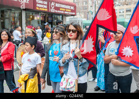 Hunderte von Mitgliedern der nepalesischen Diaspora mit ihren Familien und Fans marschieren in New York für die ersten Nepal-Day-Parade auf Sonntag, 22. Mai 2016. Die Parade feiert die Souveränität der föderalen demokratischen Republik Nepal. (© Richard B. Levine) Stockfoto