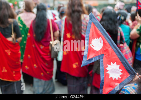 Hunderte von Mitgliedern der nepalesischen Diaspora mit ihren Familien und Fans marschieren in New York für die ersten Nepal-Day-Parade auf Sonntag, 22. Mai 2016. Die Parade feiert die Souveränität der föderalen demokratischen Republik Nepal. (© Richard B. Levine) Stockfoto