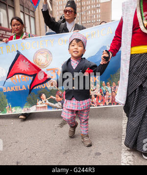 Hunderte von Mitgliedern der nepalesischen Diaspora mit ihren Familien und Fans marschieren in New York für die ersten Nepal-Day-Parade auf Sonntag, 22. Mai 2016. Die Parade feiert die Souveränität der föderalen demokratischen Republik Nepal. (© Richard B. Levine) Stockfoto