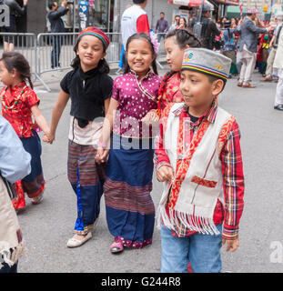 Hunderte von Mitgliedern der nepalesischen Diaspora mit ihren Familien und Fans marschieren in New York für die ersten Nepal-Day-Parade auf Sonntag, 22. Mai 2016. Die Parade feiert die Souveränität der föderalen demokratischen Republik Nepal. (© Richard B. Levine) Stockfoto