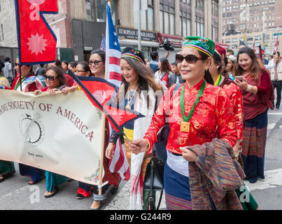 Hunderte von Mitgliedern der nepalesischen Diaspora mit ihren Familien und Fans marschieren in New York für die ersten Nepal-Day-Parade auf Sonntag, 22. Mai 2016. Die Parade feiert die Souveränität der föderalen demokratischen Republik Nepal. (© Richard B. Levine) Stockfoto