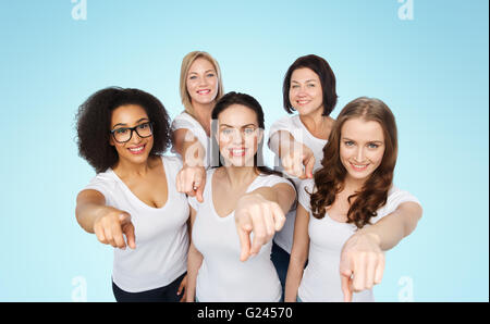 Gruppe von glücklichen Frauen Finger auf Sie zeigen Stockfoto