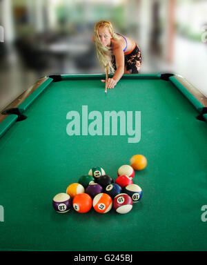 Frau Billard spielen Stockfoto