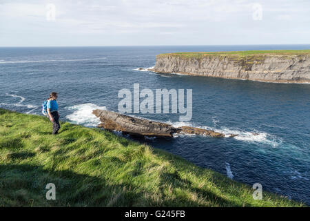 Weibliche Wanderer auf den Loop Head-Abschnitt der Küste, County Clare, Irland Stockfoto