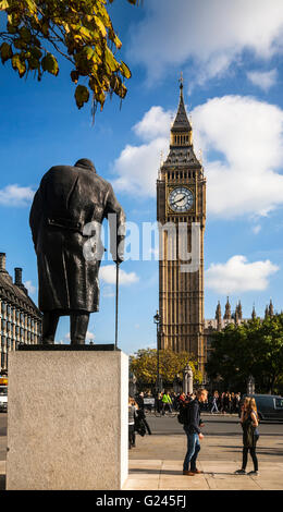 Elizabeth Tower (Big Ben) und Winston Churchills Statue, Parliament Square, London, England. Stockfoto
