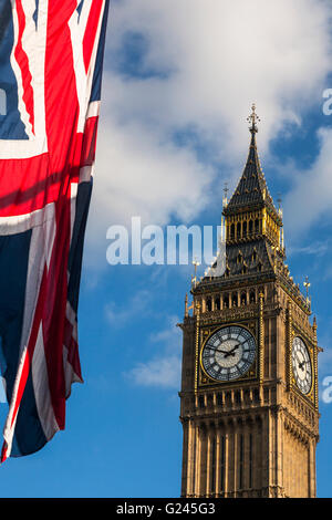 Big Ben (Elizabeth Tower) und der Union Jack Flagge, Westminster, London, England. Stockfoto