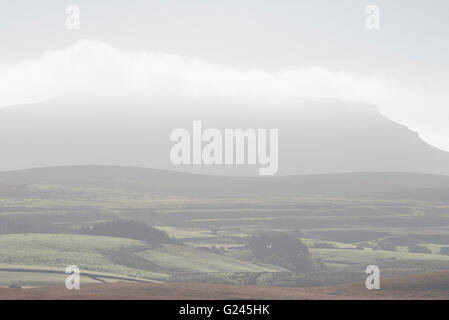 Nebel über Pen-Y-Gent, Yorksire Dales. Stockfoto