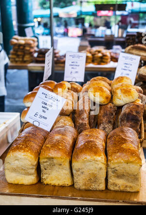 Frisches Brot zum Verkauf im Borough Market, London, England. Stockfoto