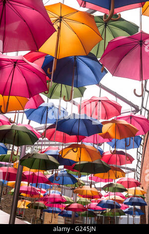 Bunte Sonnenschirme, unterbrochen von einem Glasdach, London, England. Stockfoto