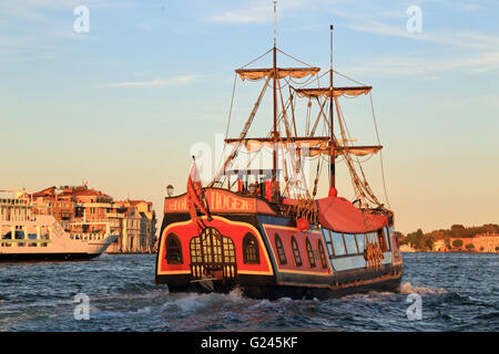 Das Piratenschiff Jolly Roger - Il Galeone Veneziano / venezianische Galeone, Venedig Stockfoto