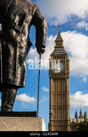 Elizabeth Tower (Big Ben) und Winston Churchills Statue, Parliament Square, London, England. Stockfoto