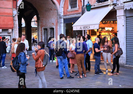 Cicchetti Wine Bar 'Al Mercà' - Partyabendessen in Venedig Stockfoto