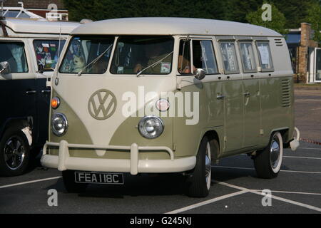 EINEM KLASSISCHEN 60ER JAHRE VW CAMPER VAN AN EINER OLDTIMER RALLYE Stockfoto