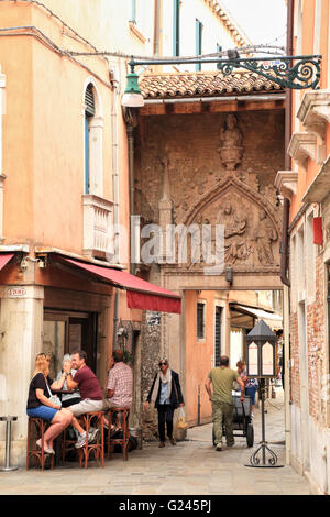 Weinbar Bacaro Risorto neben den großen Basrelief von Bon Bartolomeo am Eingang zum Campo San Zaccaria, Venedig Stockfoto