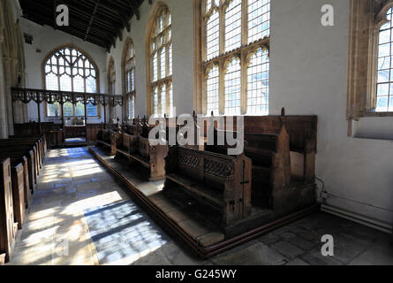Bänke im Seitenschiff an die Kirche von Walpole St Peter, Norfolk, England. Stockfoto