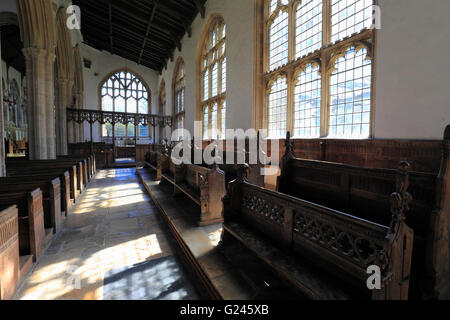 Bänke im Seitenschiff an die Kirche von Walpole St Peter, Norfolk, England. Stockfoto