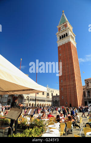 Campanile Bell Tower, Piazza San Marco, Venedig, Italien. Caffè Lavena. Der berühmte Markusplatz / Markusplatz Stockfoto