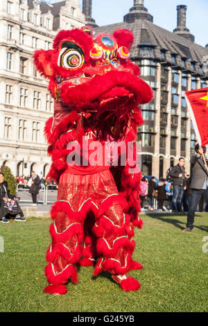 Chinesischer Löwentanz zur Unterstützung von Präsident Xi Jinping Besuch in Großbritannien, Parliament Square, Westminster, London, England. Stockfoto