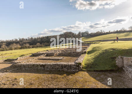 Person liest Hinweisschild an der North Leigh Roman Villa, Oxfordshire, England, UK Stockfoto