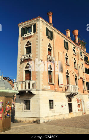 Dünne schmale Haus von John Cabot (Giovanni Caboto) bei Via Giuseppe Garibaldi / Riva dei Sette Martiri, Venedig, Italien Stockfoto