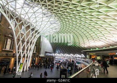 Die westlichen Bahnhofshalle am Kings Cross Bahnhof, London, England. Stockfoto