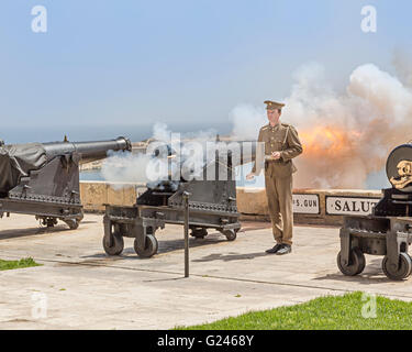 Abfeuern der Kanone auf der begrüssende Batterie, Valletta, Malta Stockfoto