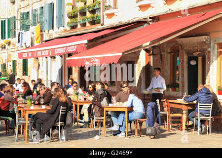 Restaurants Osteria tun Torri und Pier Dickens in Campo Santa Margherita Stockfoto