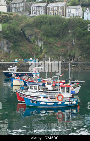 Angelboote/Fischerboote im Hafen von Mevagissey Cornwall Großbritannien UK Stockfoto