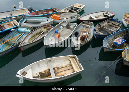 Kleine Ruderboote im Hafen von Mevagissey Cornwall Großbritannien UK Stockfoto