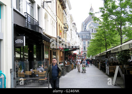 Cafe gesäumten Straße zum Hauptbahnhof in Antwerpen Belgien Stockfoto