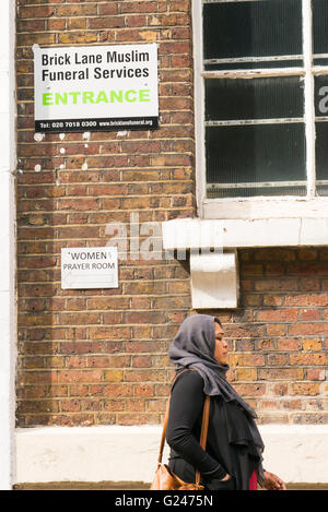 England London East End Bengali Brick Lane Jamme Masjid Moschee Frau Ortseingangsschild muslimische Bestattungsunternehmen Eingang Stockfoto