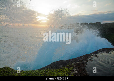 Große Wellen bei des Teufels Träne auf Nusa Lembongan Sonnenuntergang Stockfoto