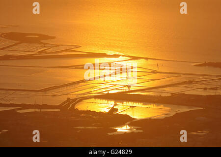 Blick auf die Saline bei Sonnenuntergang, Salinen von Trapani, Windmühle, Naturschutzgebiet, Stagnone Marsala, Sizilien, Italien, Europa Stockfoto