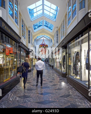 Gesamtansicht im Arcade. Burlington Arcade, London, Vereinigtes Königreich. Architekt: n/a, 1819. Stockfoto