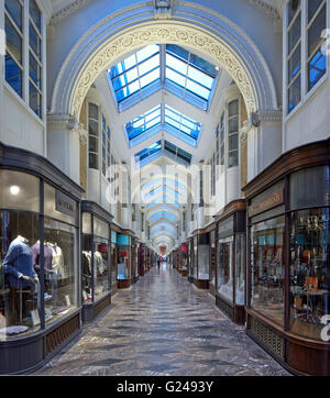 Gesamtansicht im Arcade. Burlington Arcade, London, Vereinigtes Königreich. Architekt: n/a, 1819. Stockfoto