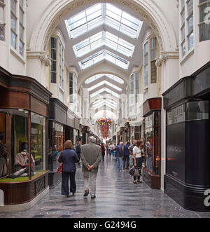 Gesamtansicht im Arcade. Burlington Arcade, London, Vereinigtes Königreich. Architekt: n/a, 1819. Stockfoto