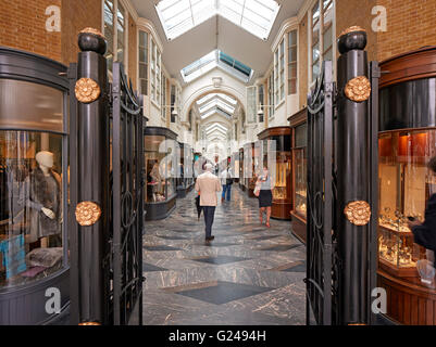 Gesamtansicht im Arcade. Burlington Arcade, London, Vereinigtes Königreich. Architekt: n/a, 1819. Stockfoto