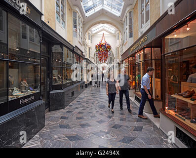 Gesamtansicht im Arcade. Burlington Arcade, London, Vereinigtes Königreich. Architekt: n/a, 1819. Stockfoto