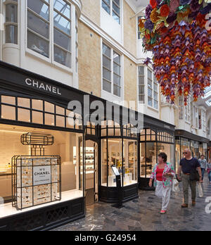 Gesamtansicht im Arcade. Burlington Arcade, London, Vereinigtes Königreich. Architekt: n/a, 1819. Stockfoto