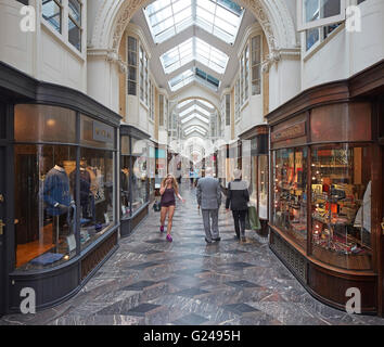 Gesamtansicht im Arcade. Burlington Arcade, London, Vereinigtes Königreich. Architekt: n/a, 1819. Stockfoto