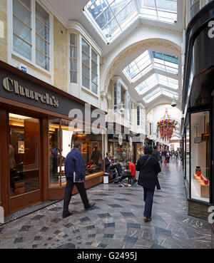 Gesamtansicht im Arcade. Burlington Arcade, London, Vereinigtes Königreich. Architekt: n/a, 1819. Stockfoto