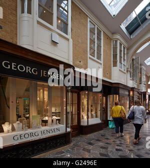 Gesamtansicht im Arcade. Burlington Arcade, London, Vereinigtes Königreich. Architekt: n/a, 1819. Stockfoto