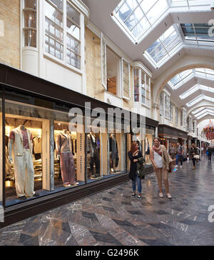 Gesamtansicht im Arcade. Burlington Arcade, London, Vereinigtes Königreich. Architekt: n/a, 1819. Stockfoto