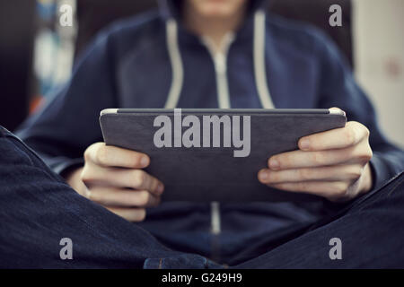 Mann mit einem iPad Stockfoto