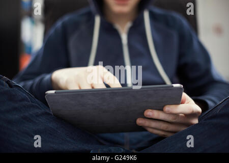 Mann mit dem Apple iPad beim Sitzen nach unten Stockfoto