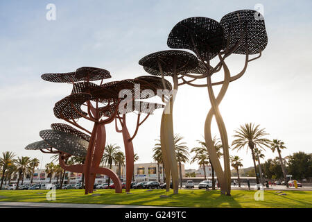 Große Kiefer Baum Skulptur an der Strandpromenade von La Pineda, Platja De La Pineda, Katalonien, Spanien Stockfoto