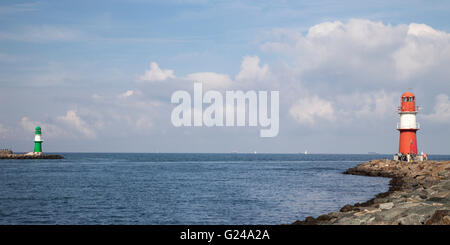 Zwei Leuchttürme an der Hafen Einfahrt, Warnemünde, Rostock, Mecklenburg-Vorpommern, Deutschland Stockfoto