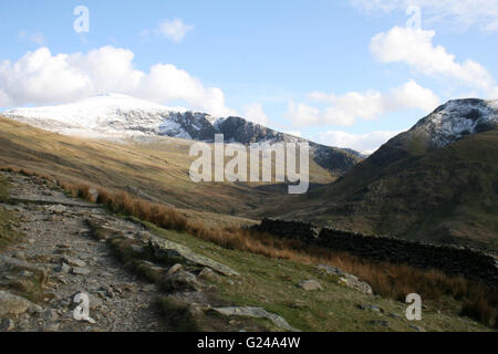 April Schnee am Gipfel des Snowdon an einem sonnigen Frühlingstag Stockfoto