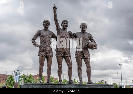 Die United Trinity Statue of Best Law und Charlton im Manchester United Ground Old Trafford. Stockfoto